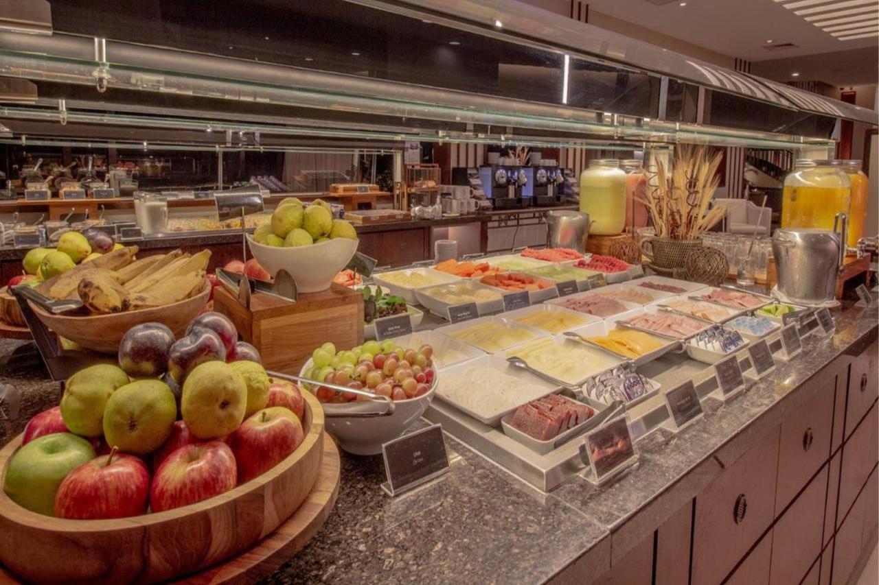 Marriott Sao Paulo Airport Hotel Guarulhos Zewnętrze zdjęcie A buffet at a hotel