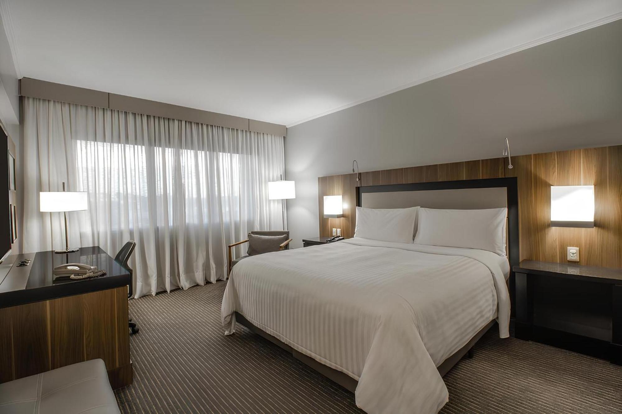 Marriott Sao Paulo Airport Hotel Guarulhos Zewnętrze zdjęcie A guest room at the Hilton San Francisco Airport