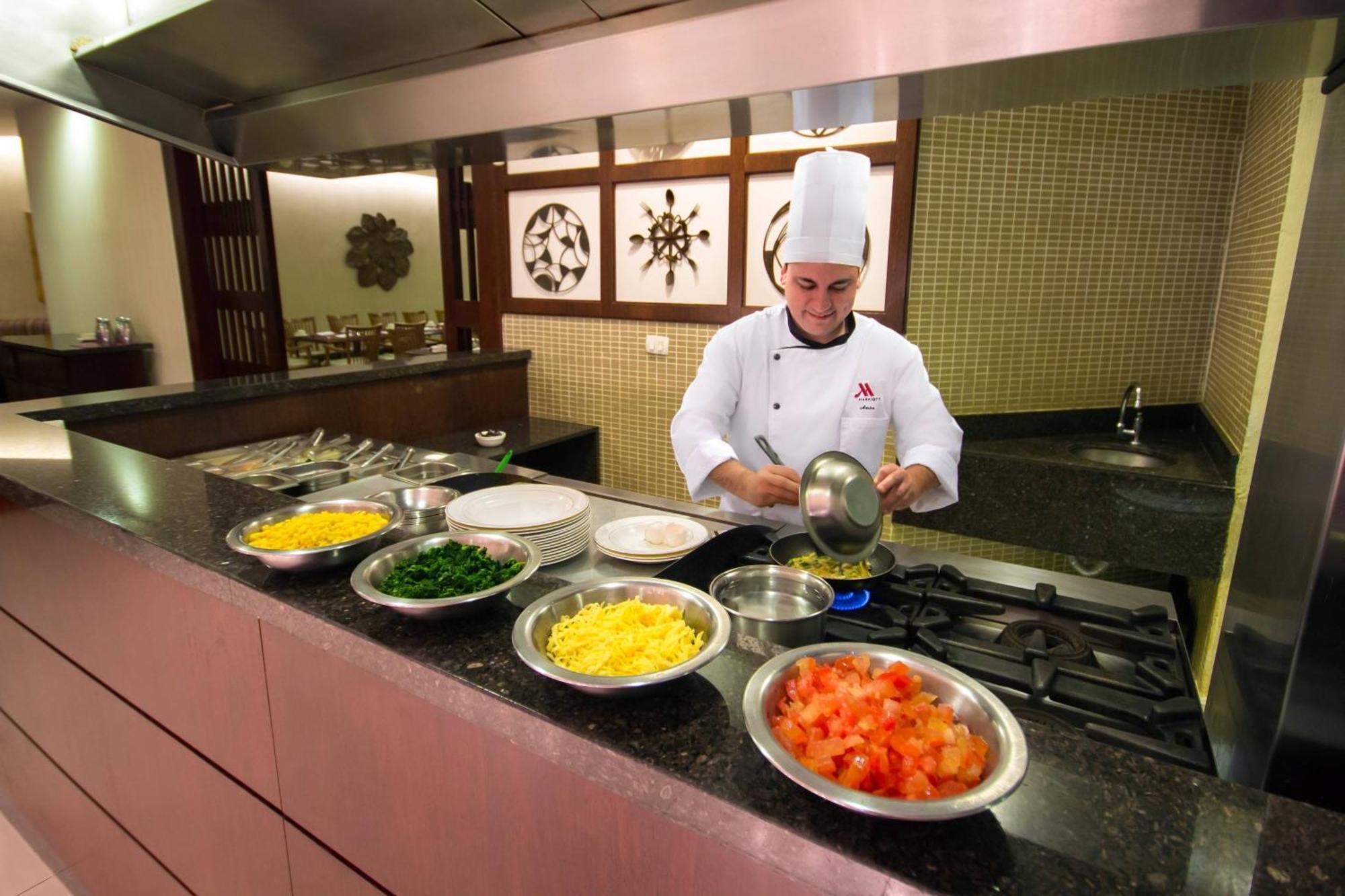 Marriott Sao Paulo Airport Hotel Guarulhos Zewnętrze zdjęcie A chef preparing food